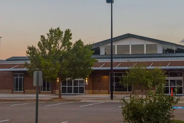 Vue extérieure du terminal de l'aéroport Athens Ben Epps avec trois fenêtres en arche.