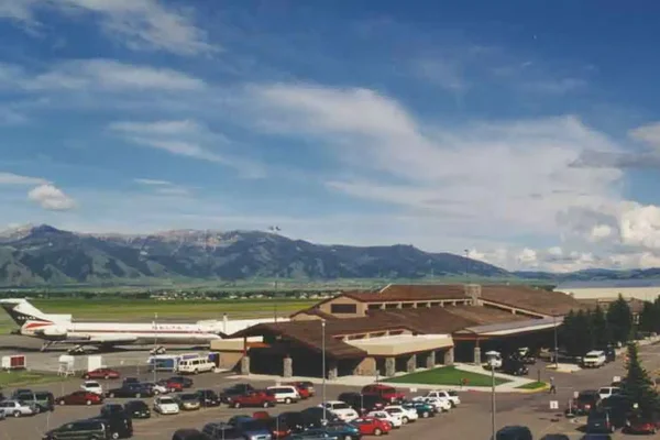 Vue aérienne de l'aéroport international Bozeman Yellowstone avec montagnes alentour.