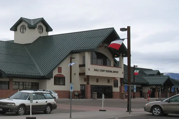Terminal de l'aéroport régional Eagle County avec détails architecturaux en bois.