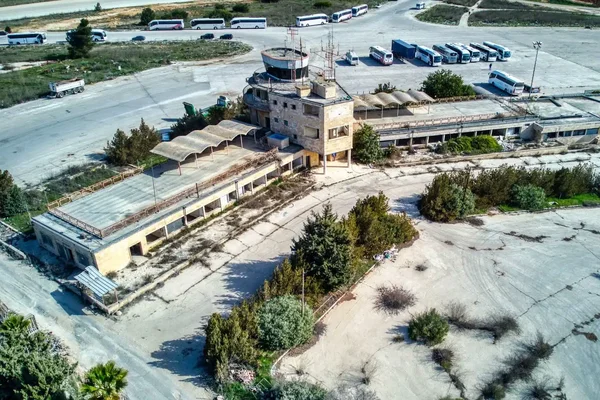 Luftaufnahme des Terminals des Flughafens Jerusalem International mit Landebahnen und Flugzeugen.