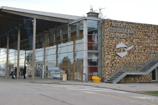Edificio terminal moderno del Aeropuerto de Limoges con arquitectura de vidrio y metal.