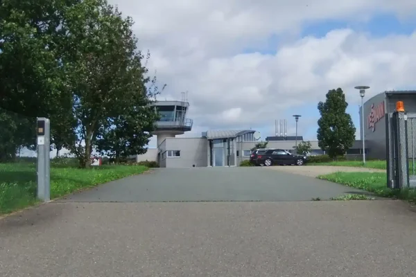 Puerta de entrada del Aeródromo de Allendorf-Eder con área de estacionamiento.