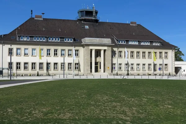 Edificio histórico con arquitectura clásica en el Aeropuerto de Braunschweig-Wolfsburg.