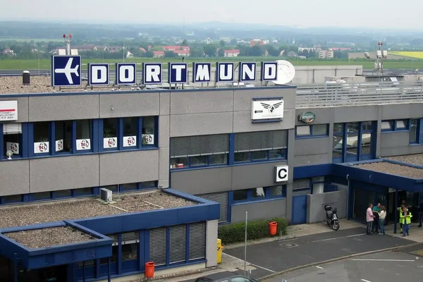 Vista aérea del edificio terminal del Aeropuerto de Dortmund con señalización azul.