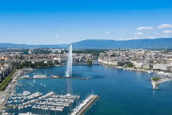 Horizonte diurno del lago de Ginebra con su Jet d'Eau y el puente del Mont Blanc
