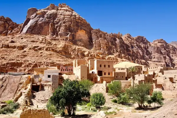 Die historische Altstadt von AlUla liegt zwischen hoch aufragenden Sandsteinfelsen und zeigt die traditionelle Lehmziegelarchitektur.