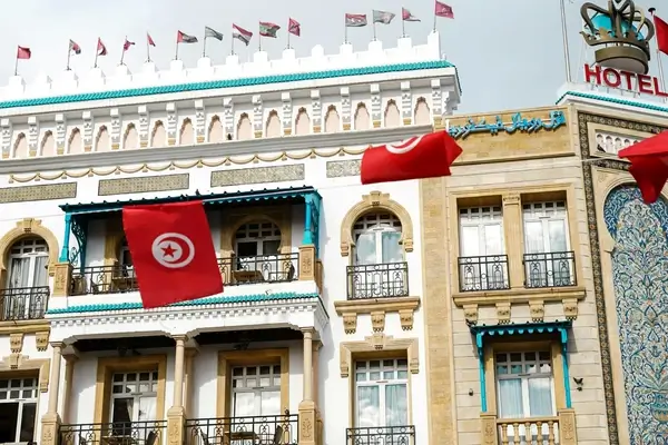 La facciata di un edificio storico adornato con bandiere tunisine a Bab Bhar, Tunisi
