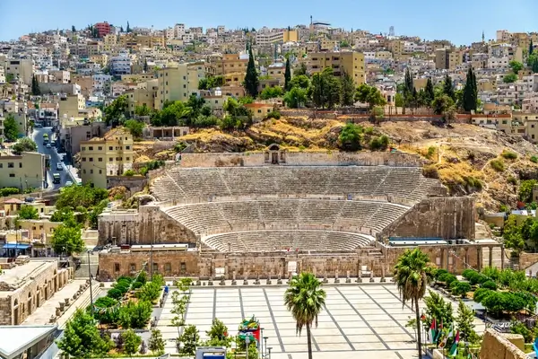 Amman-Amphitheater mit abgestuften Sitzgelegenheiten und Stadtbild in Hanglage