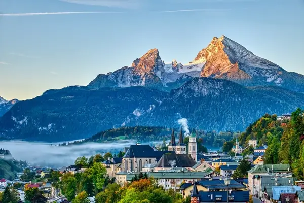 El monte Watzmann y la ciudad de Berchtesgaden en los Alpes bávaros