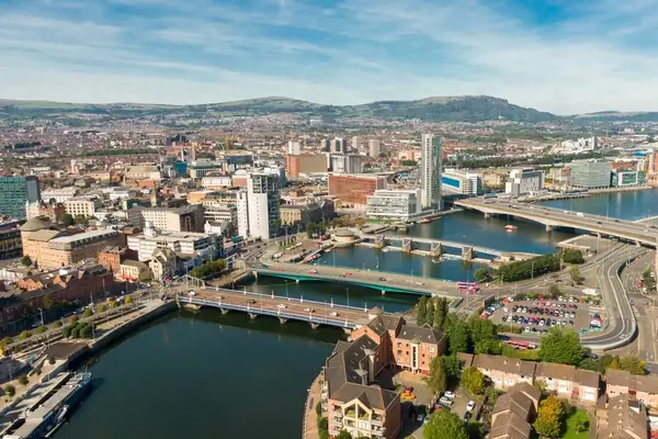 Vista aérea del río y los edificios en el centro de la ciudad de Belfast, Irlanda del Norte. Foto de dron, vista de ángulo alto de la ciudad