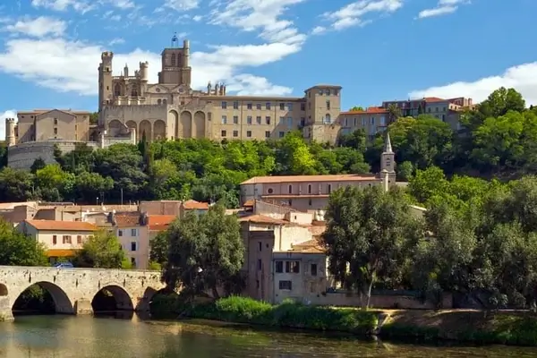Vista de la ciudad de Bézier en Francia con su catedral y su puente de arco