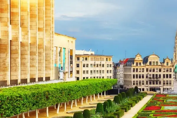 Vista de Bruselas desde la plaza real de Kunstberg a la luz del día en el Mont des Arts