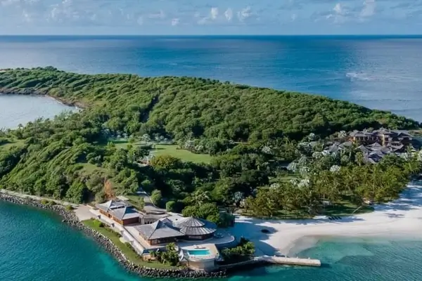 Image d'une villa surplombant une plage sur l'île Calivigny