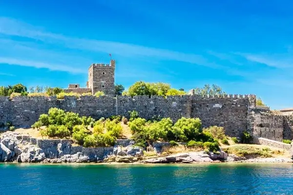 Die Burg von Bodrum bei Tag liegt am Rande der Ägäis im Südwesten der Türkei