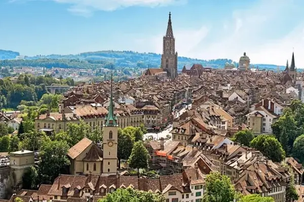 Vista aérea de la catedral de Berna Minster de estilo gótico y el río Aar a la derecha