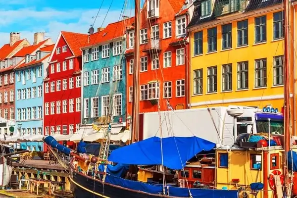 Vue des maisons très colorées de Copenhague au Danemark