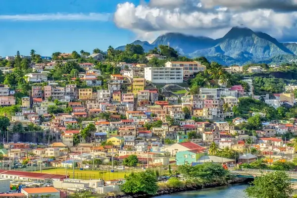 Fort De France ville colorée sur les collines avec de la végétation et des montagnes