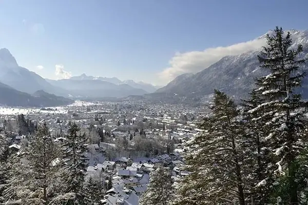 Vista aérea de la estación de esquí de Garmisch-Partenkirchen en Alemania con pinos y montañas cubiertas de nieve