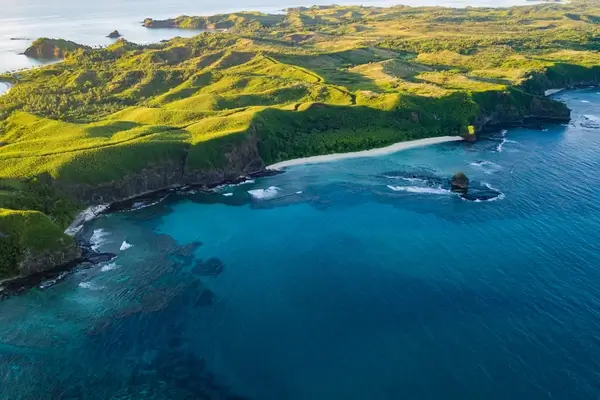 Vista aerea delle Fiji della lussureggiante costa dell'isola con acqua turchese e spiagge