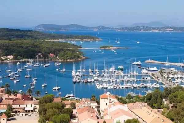 Vista soleada del puerto de Porquerolles junto a Hyères con barcos y yates en el mar Mediterráneo