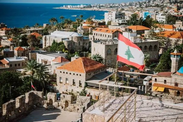 Libanesische Flagge weht über der historischen Stadt Byblos