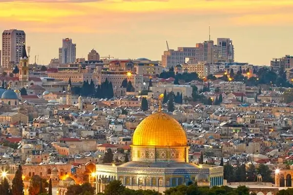 Luftaufnahme der Stadt Jerusalem in Israel mit der Kuppel der Al-Aqsa-Moschee