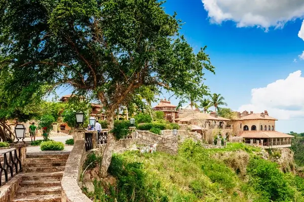 La Romana bâtiments en pierre et sentiers sur la falaise luxuriante et le ciel bleu