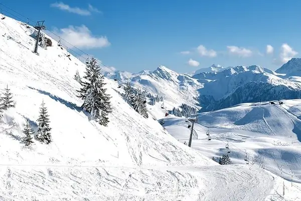 Foto de las pistas de esquí de Kitzbühel con montañas nevadas en Austria