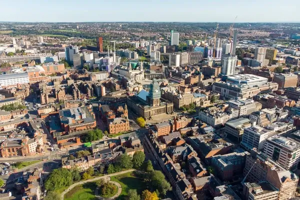 Foto aérea del centro de la ciudad de Leeds en West Yorkshire, Reino Unido, mostrando negocios y hoteles en el centro de la ciudad, en un día soleado y brillante