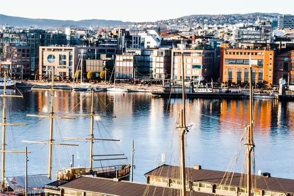 Port d'Oslo en Norvège avec un yacht et d'autres bateaux