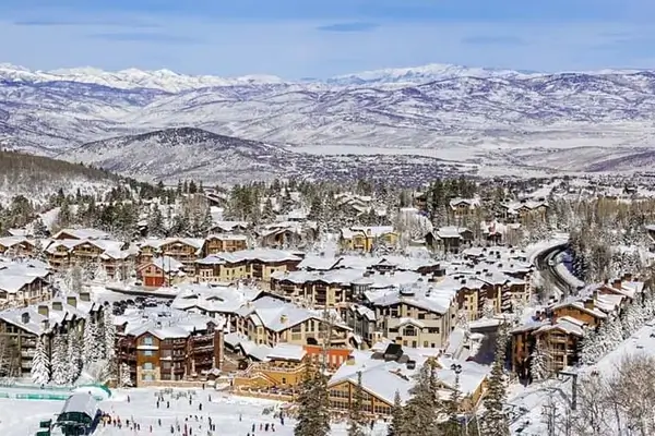 Vue aérienne de la station de ski enneigée de Deer Valley dans l'Utah, États-Unis