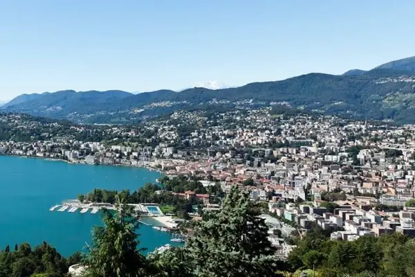 Foto aérea de Lugano y su puerto en Suiza