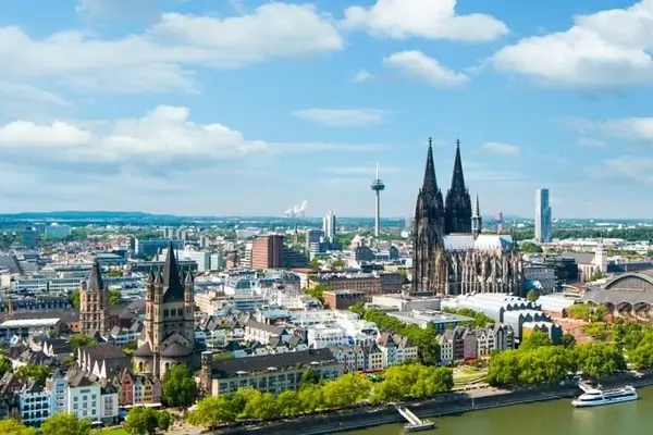 Vista aérea de la Gran Catedral gótica de Colonia con la Torre de Radiodifusión Colonius al fondo