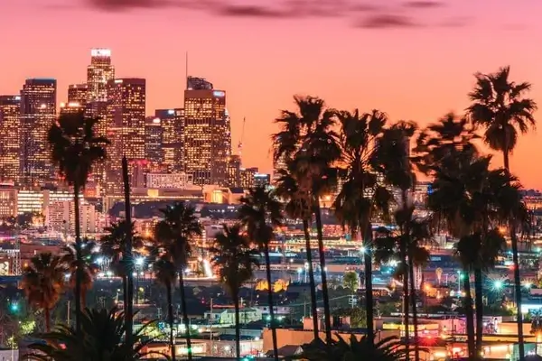 Coucher de soleil sur la ligne d'horizon du centre-ville de Los Angeles avec l'Hôtel de Ville illuminé et la Bank of America Plaza