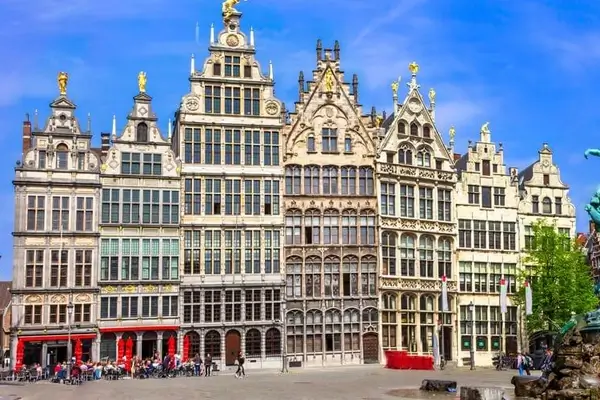Casas gremiales históricas con fachadas ornamentadas en la Grand Place de Amberes, Bélgica, un magnífico hito arquitectónico medieval