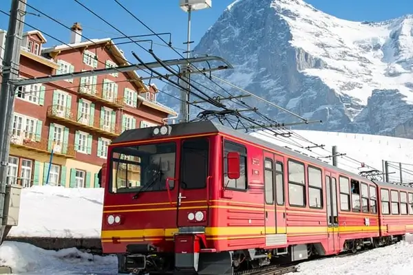 Foto del tren que pasa por la estación de esquí de Wengen en Suiza