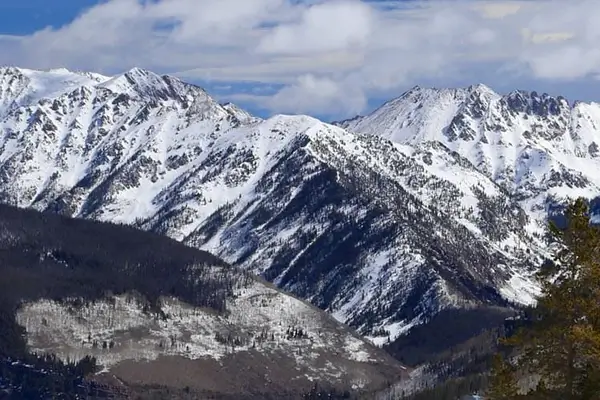Vue des montagnes et des forêts enneigées de Vail, Colorado aux États-Unis