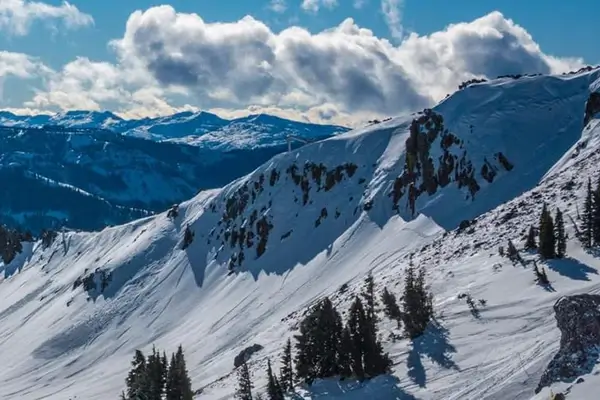 Vue aérienne des montagnes enneigées de Squaw Valley dans la vallée olympique, Californie
