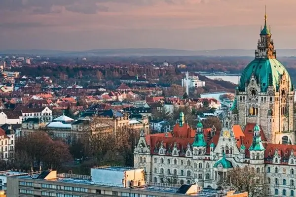 El nuevo ayuntamiento de Hannover al atardecer con el río Leine al fondo