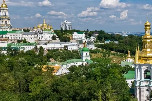 Vue aérienne de la Laure de Kiev et de la cathédrale Sainte-Sophie avec le fleuve Dniepr en arrière-plan
