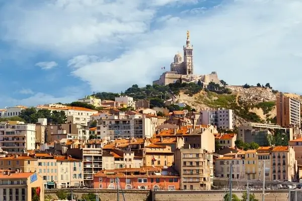 Basílica de Notre-Dame de la Garde en la colina de Marsella