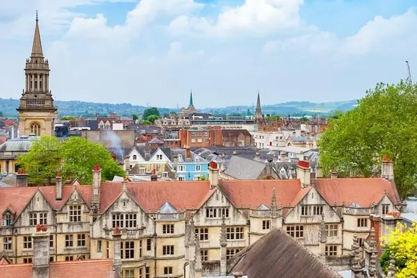 Horizonte de Oxford en un día soleado con la Iglesia de Todos los Santos al fondo