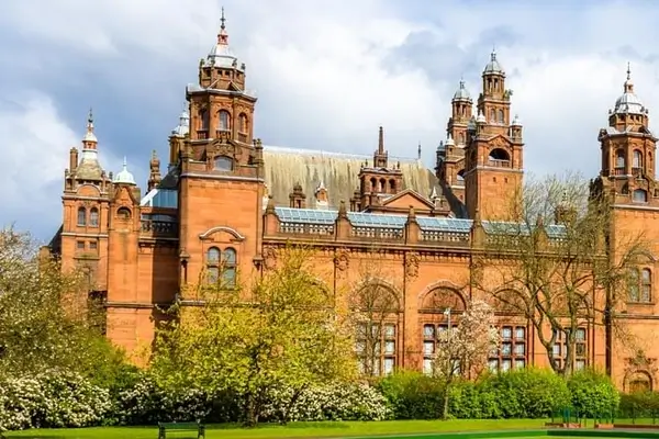 Fotografía de dos monumentos en Glasgow, Escocia