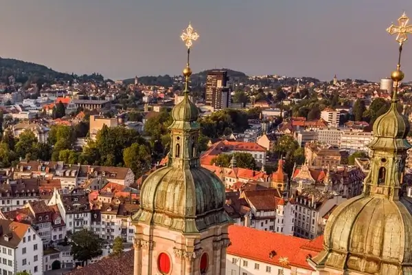 Vista aérea de San Galo con la Catedral de San Galo, La Stiftskirche, en primer plano