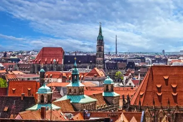 El horizonte de Núremberg con la iglesia de San Sebaldo en primer plano y la catedral de San Lorenzo al fondo