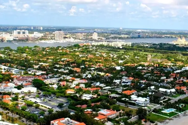 Vue aérienne des quartiers résidentiels de Miami avec la baie de Biscayne et l'horizon du centre-ville en arrière-plan