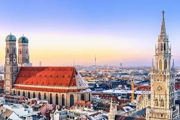 Vista diurna de Múnich en invierno con el Neues Rathaus y la iglesia Frauenkirche y la iglesia Theatine