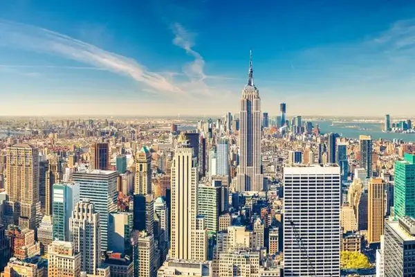 Vue aérienne des gratte-ciel de New York avec l'Empire State Building par une journée ensoleillée