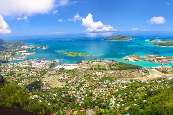 Skyview dell'isola di Mahe alle Seychelles con un cielo limpido e l'Oceano Indiano
