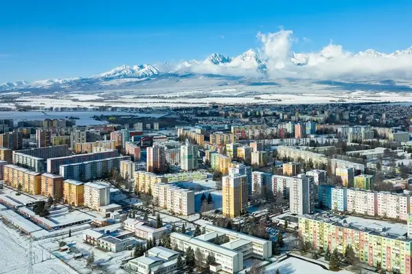 Vue aérienne du paysage urbain de Petropavlovsk-Kamchatsky avec les volcans enneigés de Kamchatka au loin
